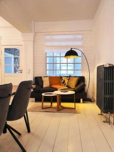 een woonkamer met een bank en een tafel bij Zur Bademutter mit 2 Schlafzimmer - ABC360 in Wismar