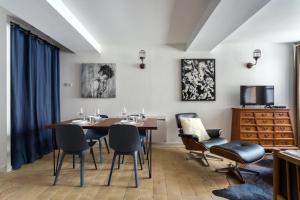 uma sala de jantar com mesa e cadeiras em Havane - Location T2 - Lyon 2 em Lyon