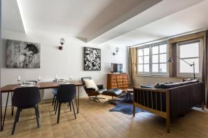 una sala da pranzo con tavolo e sedie di Havane - Location T2 - Lyon 2 a Lione