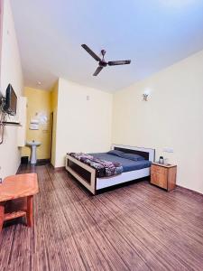 1 dormitorio con 1 cama y ventilador de techo en SPM Residency, From Live2Travel Group., en Masinagudi