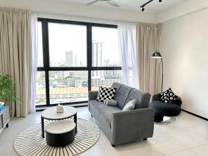Georgetown Modern Stylish Urban 3BR, InfinityPool with Seaview, 3 Queen bed的休息区