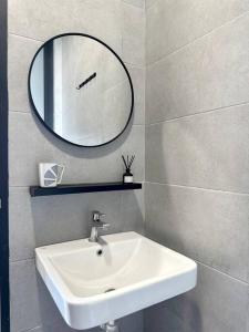 Georgetown Modern Stylish Urban 3BR, InfinityPool with Seaview, 3 Queen bed的一间浴室