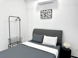 Georgetown Modern Stylish Urban 3BR, InfinityPool with Seaview, 3 Queen bed客房内的一张或多张床位