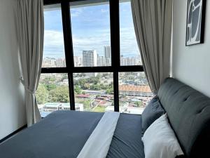 日落洞Georgetown Modern Stylish Urban 3BR, InfinityPool with Seaview, 3 Queen bed的有大窗户的房间里的一张床