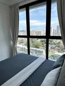 日落洞Georgetown Modern Stylish Urban 3BR, InfinityPool with Seaview, 3 Queen bed的有大窗户的房间里的一张床 更多37张照片