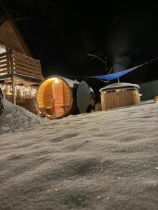 drewniany domek na śniegu w nocy w obiekcie GRABNIK55 w Krasnobrodzie
