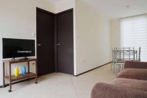 sala de estar con puerta negra y TV en Casa completa 3D 2B, amplia comoda y equipada, en Talca