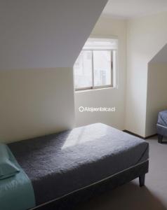 1 dormitorio con cama y ventana en Casa completa 3D 2B, amplia comoda y equipada, en Talca