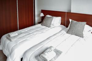 duże białe łóżko w pokoju hotelowym w obiekcie Gente del Sur - Antartida w mieście Ushuaia