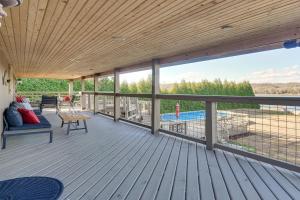 una terraza con vistas a la piscina en Decatur Oasis - Private Pool, Hot Tub and Deck!, en Decatur