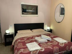 een slaapkamer met een bed met 2 kussens erop bij Giò Home - A 7 Minuti Dal Centro Di Sanremo in Sanremo