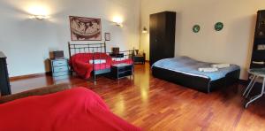 uma sala de estar com duas camas e uma mesa em Apollonion HH above Apollo's temple Ortygia em Siracusa