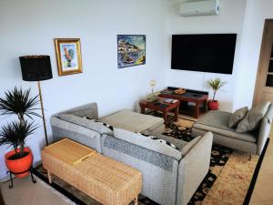 - un salon avec deux canapés et une télévision à écran plat dans l'établissement #056 Seaview with Private Park, AC, à Albufeira