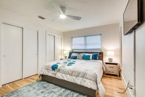 タンパにあるDavis Island Home with Lanai 3 Mi to Downtown Tampaのベッドと天井扇風機のある寝室 +27枚の写真