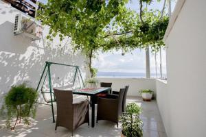 un tavolo e sedie su un patio con vista sull'oceano di Bigger group Apt next to the beach a Jesenice