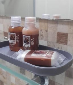 deux bouteilles de sauce chaude sur une étagère dans l'établissement Trilha dos Ventos Cumbuco, à Cumbuco