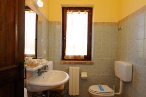 a bathroom with a sink and a toilet at Agriturismo Campo Antico in Orte