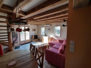 Crouy-sur-CossonにあるLa Basse Bédinièreのリビングルーム(赤いソファ、テーブル付)