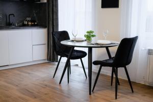 Luxury Apartments Laborca في أوجهورود: طاولة طعام وكراسي في مطبخ