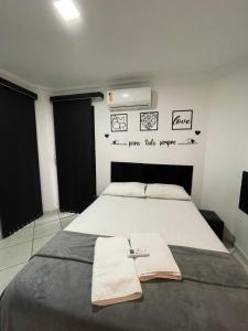 um quarto com uma cama com duas toalhas em APARTAMENTO NA PRAIA DE ITAPARICA em Vila Velha
