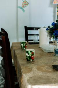 twee koffiekopjes op een tafel met bloemen bij Alojamientos Santa Marta La Unión in La Unión