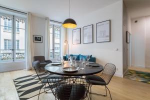 a dining room with a round table and chairs at Hallmark - Location T2 - Lyon 2 in Lyon