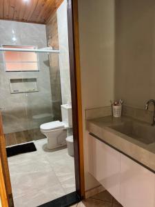 łazienka z umywalką i toaletą w obiekcie Casa de campo Itirapina/SP w mieście Itirapina