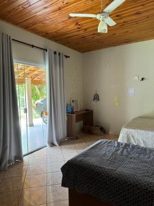 Un pat sau paturi într-o cameră la Casa de campo Itirapina/SP