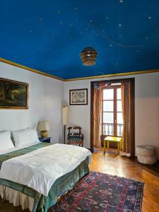una camera con letto e soffitto blu di Aedel Lxr a Torino