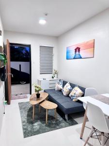 - un salon avec un canapé bleu et une table dans l'établissement Modern Cozy Apartment 2 - Netflix & Free Parking, à Ángeles
