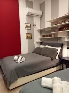 1 dormitorio con cama grande y pared roja en AURY HOUSE - STATlON - -ViaDante-Platani- en Cremona