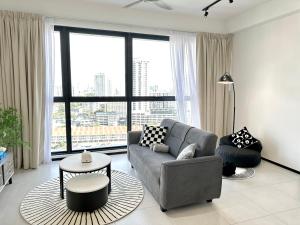 Georgetown Modern Stylish Urban 3BR, InfinityPool with Seaview, 3 Queen bed的休息区