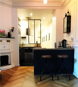 Dapur atau dapur kecil di Montmartre Parisian Apartment - Full 51 m2