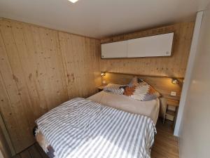 a small room with two beds and a tv at Adria Esox in Stuer