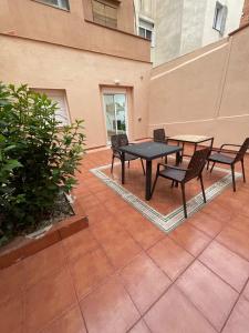 a patio with a table and chairs on a patio at Habitación en Planta Baja con terraza in Barcelona