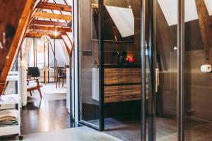 um quarto com uma cabina de duche em vidro e uma escada em B&B Holm em Groningen