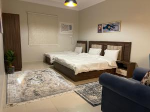 sypialnia z łóżkiem i kanapą w obiekcie شقة عائلية أنيقة ومتكاملة رقم 4 w Medynie