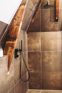 uma casa de banho com um chuveiro no sótão em B&B Holm em Groningen