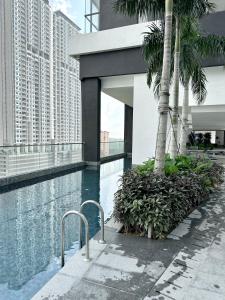 Georgetown Modern Stylish Urban 3BR, InfinityPool with Seaview, 3 Queen bed内部或周边的泳池