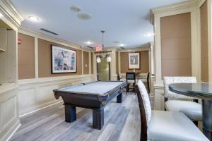 una sala de billar con mesa de billar y sillas en Apartment Just Steps from Ballston Subway Station, en Arlington