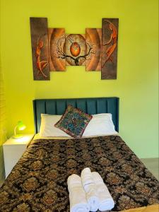 sypialnia z łóżkiem z czterema obrazami na ścianie w obiekcie Habitación privada con terraza panorámica, cocina, parqueadero w Baños