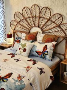 Un dormitorio con una cama con mariposas. en Escapade dans un jardin avec piscine en Lomé