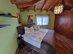 ein Schlafzimmer mit einem Bett in einem Zimmer in der Unterkunft DSW Ferienhaus in Oberperfuss