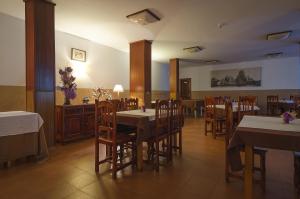 a dining room with tables and chairs in a restaurant at Arcea Mirador de Cabrales in Poncebos