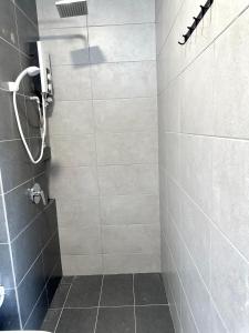 Georgetown Modern Stylish Urban 3BR, InfinityPool with Seaview, 3 Queen bed的一间浴室