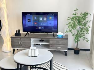 Georgetown Modern Stylish Urban 3BR, InfinityPool with Seaview, 3 Queen bed的电视和/或娱乐中心