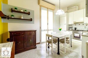 cocina con mesa y comedor en FamilyBO Apartments Murri - Self Check-in, en Bolonia