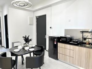 Georgetown Modern Stylish Urban 3BR, InfinityPool with Seaview, 3 Queen bed的厨房或小厨房
