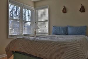 Postel nebo postele na pokoji v ubytování Ocean City Cottage with Hot Tub