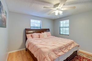 Легло или легла в стая в Summerfield Home with Deck Near Lake Sumter Landing!